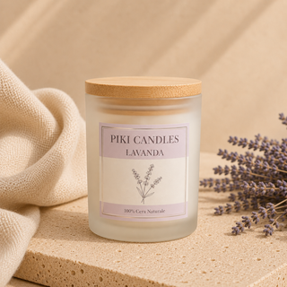 Candela profumata alla lavanda Piki Candles, barattolo in vetro satinato con coperchio in bambù e spighe di lavanda