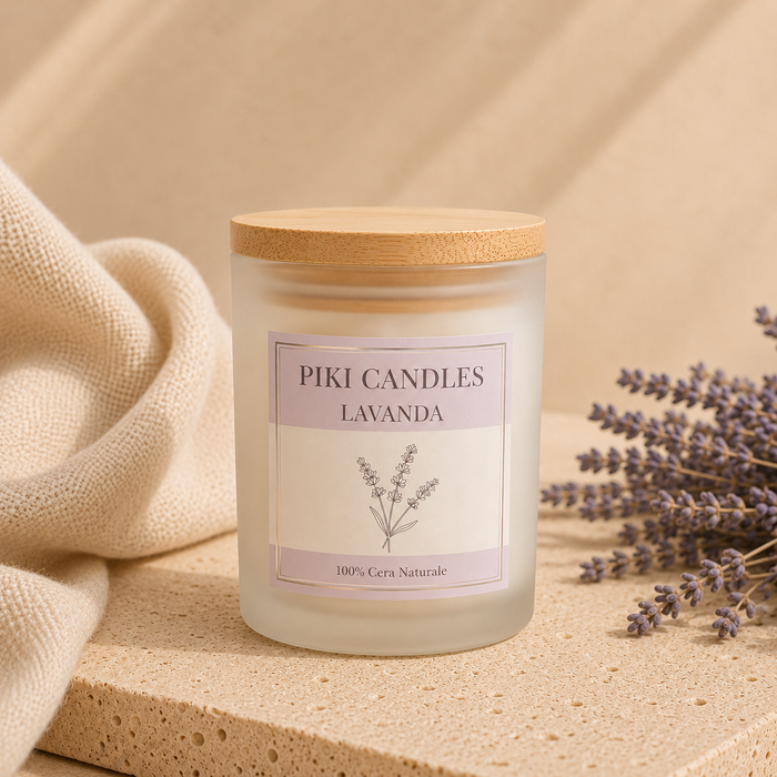 Candela profumata alla lavanda Piki Candles, barattolo in vetro satinato con coperchio in bambù e spighe di lavanda