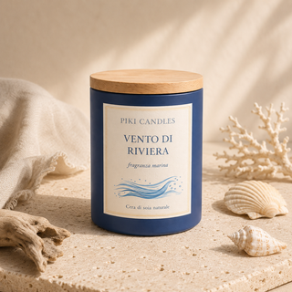 Candela profumata Vento di Riviera fragranza marina Piki Candles, barattolo blu con coperchio in legno, conchiglie e corallo