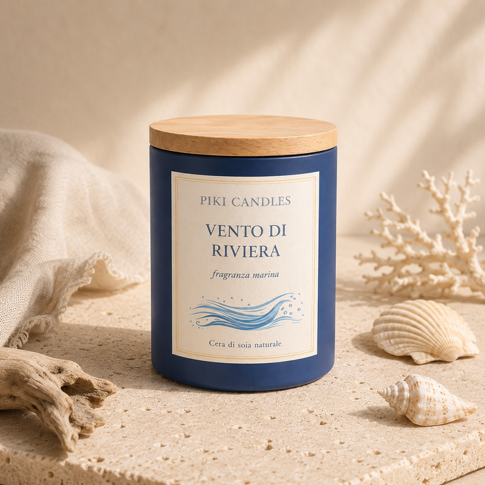 Candela profumata Vento di Riviera fragranza marina Piki Candles, barattolo blu con coperchio in legno, conchiglie e corallo