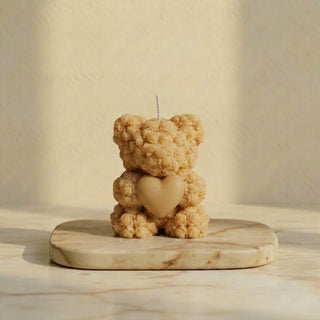Candela orsetto di rose beige sabbia con cuore — decorazione e bomboniera artigianale Piki Candles